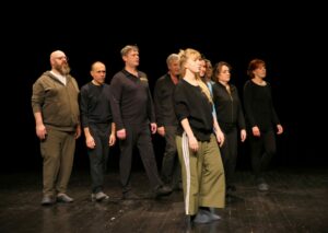 Membres de la compagnie Les Utopies avançant ensemble lors d’un exercice de déplacement collectif pendant une séance d’expression corporelle.